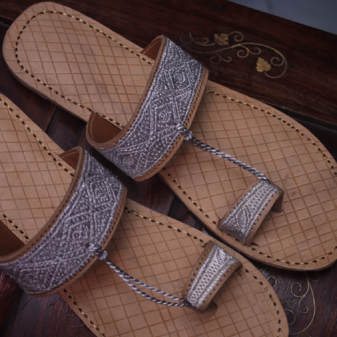 kolapuri slipper, silver zari, leather chappal